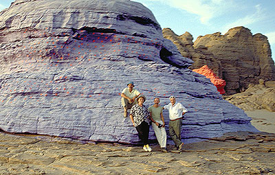 Bemalte Felsen nahe Bardai, Tibesti (Tschad), v.l.n.r.: R.M., Gerti M., Gerhard Otte, Kurt Steidl