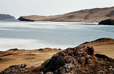 Sachurta (rechts) mit Olchon Insel (links), Baikal See