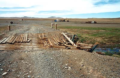 Zentralmongolei: morsche Holzbrücke über Bachlauf