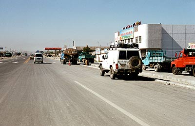 4-spurig ausgebaute Landstrasse 217 zwischen Karamay und Kuytun, Xinjiang, China