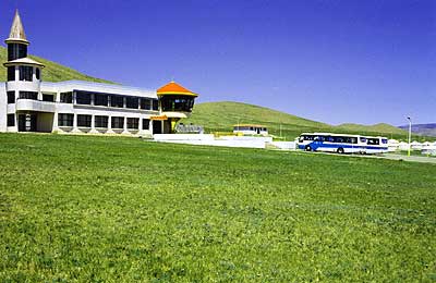 Modernes 'Jurtencamp' südlich Ulaan Baatar