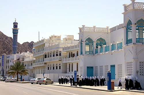Muscat: Handelshäuser an der Uferstrasse
